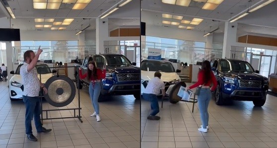 Rayakan Mobil Pertama, Gong yang Ditendang Wanita Ini Malah Timpa Kendaraan Lain