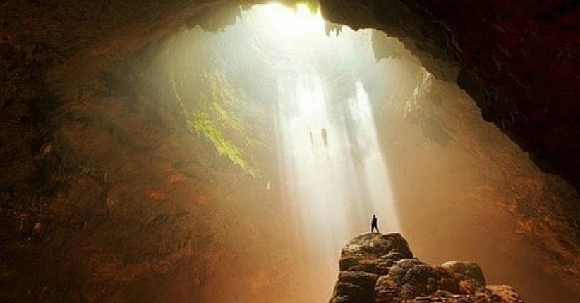 5 Gua Terindah di Indonesia, Nomor 3 Ada Lubang di Atas dengan Cahaya Eksotis 