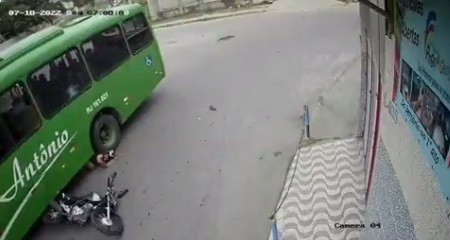 Ngeri Kepala Pengendara Motor Ini Terjepit Ban Bus, Ajaib Korban Selamat