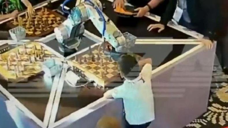 Tanding Catur Lawan Robot, Jari Bocah Ini Malah Patah