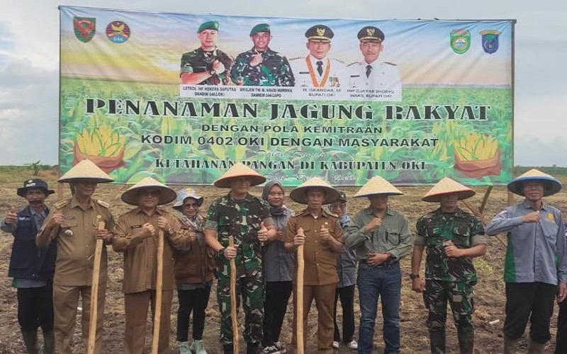 Cegah Karhutla, Kodim OKI Ajak Warga Tanam Jagung di Lahan Rawan Kebakaran 