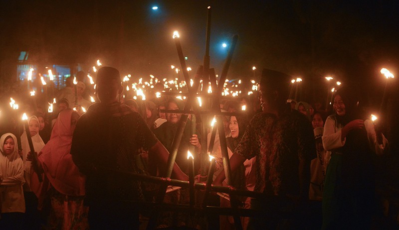 Meriahkan Tahun Baru Islam, Ratusan Warga Cikarang Barat Pawai Obor Sepanjang Jalan 3 Kilometer