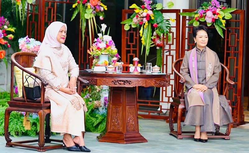 Momen Iriana Jokowi Dijamu Minum Teh oleh Madam Peng Liyuan