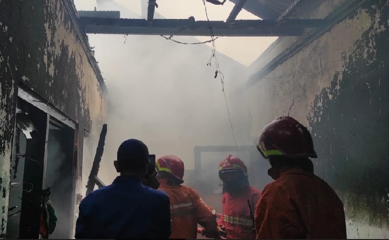 Kebakaran Hanguskan Rumah Kontrakan di Karawaci Diduga akibat Korsleting AC, Kerugian Capai Rp270 Juta