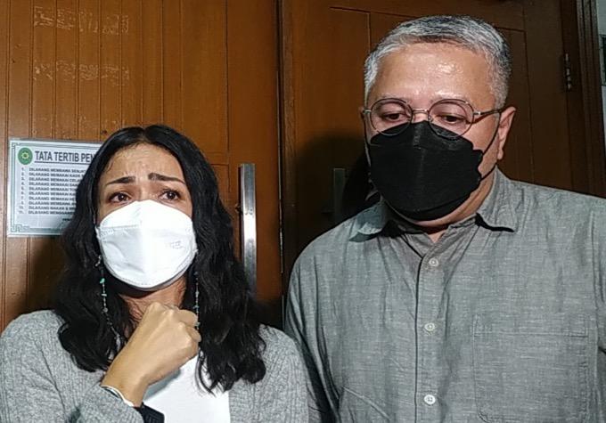 Sambil Menangis, Nirina Zubir Emosi sang Ibu Disebut Punya Utang Rp4 Miliar