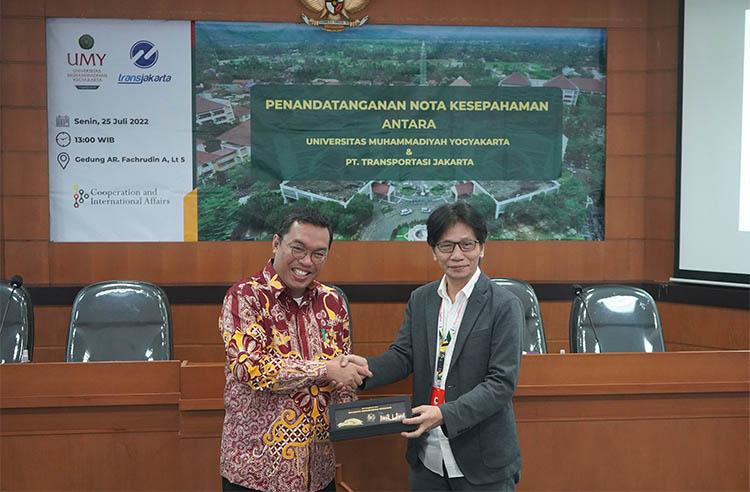 UMY-PT Transjakarta, Sepakat Kerja Sama Bidang Riset dan Kelistrikan