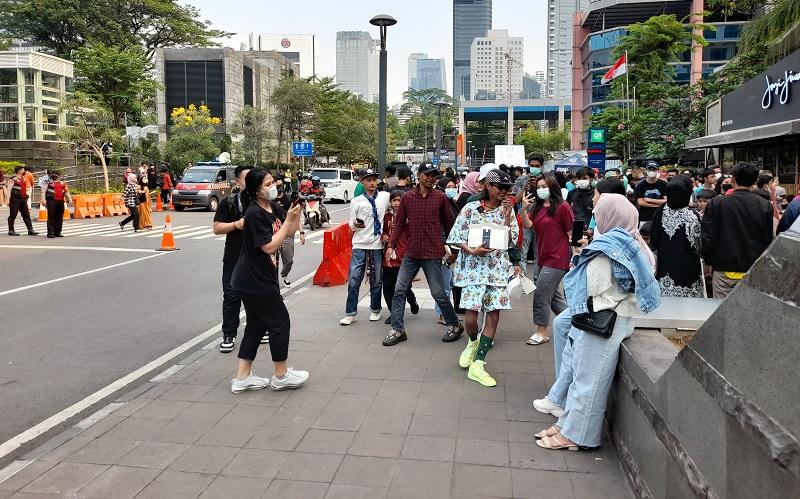 Citayam Fashion Week Ditutup Sementara, Para Remaja Masih Asyik Buat Konten di Trotoar
