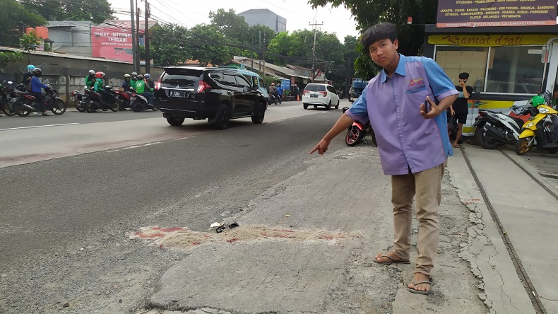 Hindari Jalan Berlubang di Kebayoran Lama, Pemotor Ini Jatuh dan Tewas Seketika