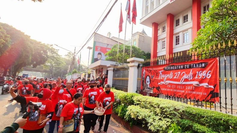 Peringati Tragedi 27 Juli, PDIP Tabur Bunga di Kantor DPP