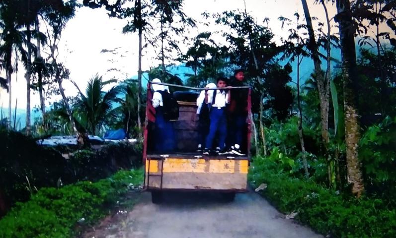  Potret Semangat Siswa SMP di Pegunungan Utara Banjarnegara Berangkat Sekolah Naik Truk 