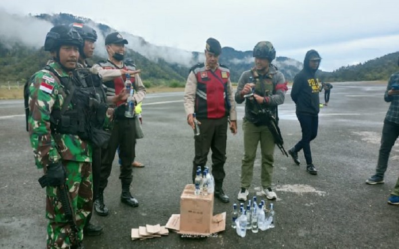 TNI-Polri di Intan Jaya Gagalkan Penyelundupan Miras ke Sugapa
