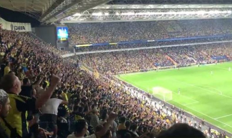Viral, Suporter Klub Sepak Bola Turki Teriakkan Nama Putin saat Pertandingan Lawan Dynamo Kiev
