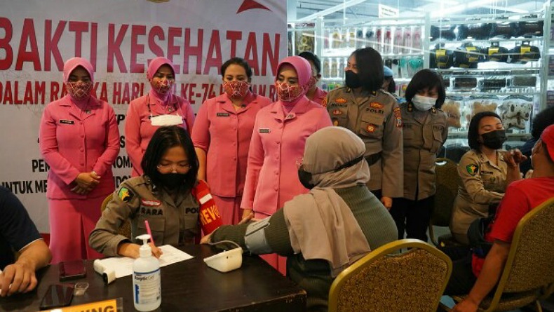 Sambut Hari Jadi ke-74, Polwan Polda Sulut Gelar Vaksinasi Massal di Manado Town Square