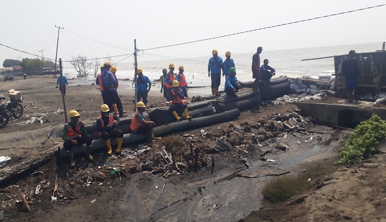 Diterjang Banjir Rob, Belasan Tiang Listrik di Pesisir Karawang Roboh