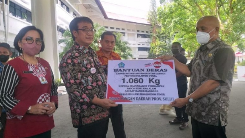 Pemprov Sulut Salurkan 1 Ton Lebih Beras untuk Korban Banjir Molobog Boltim