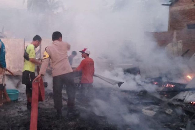 Diduga Akibat Arus Pendek Listrik, Belasan Rumah di Sumbawa Dilalap Api