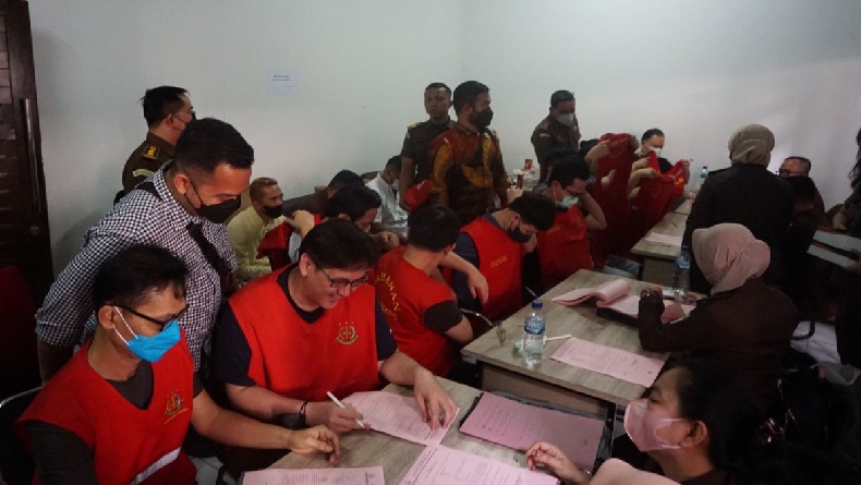 10 Tersangka Kasus DNA Pro dan Barang Bukti Dilimpahkan ke Kejari Kota Bandung