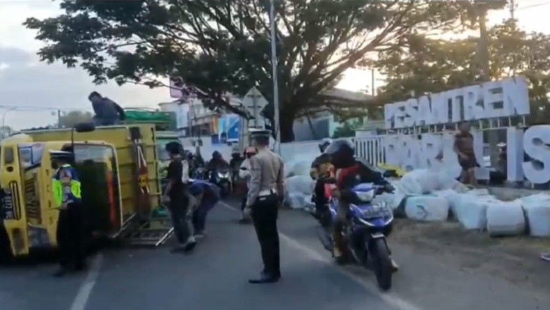 Truk Terbalik, Karung-Karung Berisi Rumput Laut Berserakan di Jalan Poros Sulsel