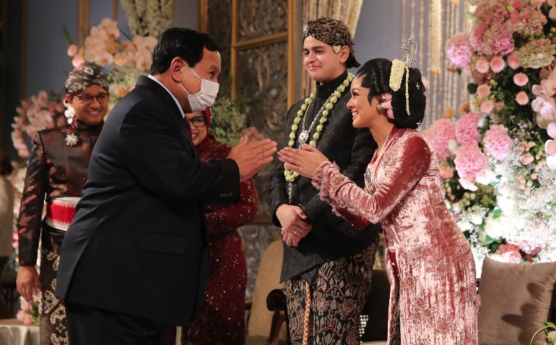 Putra Prabowo Rancang Busana yang Dikenakan Putri Anies di Resepsi Pernikahan