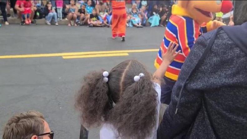 Kasihan, Bocah Kulit Hitam Ini Diperlakukan Rasis oleh Karyawan Berkostum Kartun saat Karnaval