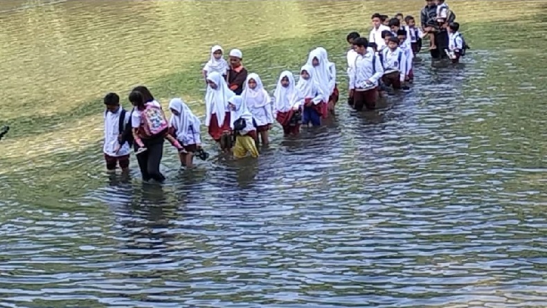 Miris, Tak Ada Jembatan, Puluhan Siswa di Cianjur Bertaruh Nyawa Seberangi Sungai Ciujung