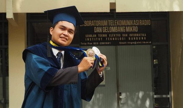 Triple Kill! Wisudawan ITB Ini Jadi Lulusan Terbaik, Termuda dan Tercepat