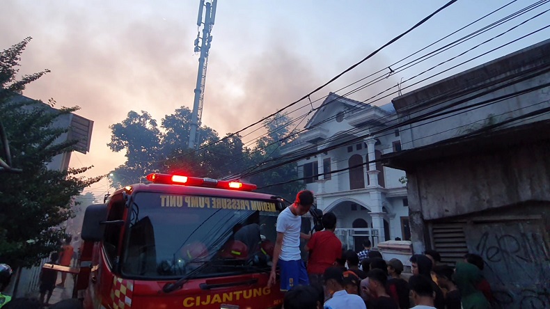 Kebakaran Hanguskan Rumah Kosong di Pasar Rebo Jelang Magrib