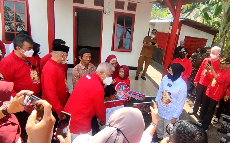 Mensos Risma Serahkan Bansos Senilai Rp3,8 Miliar saat Puncak Acara HAN 2022