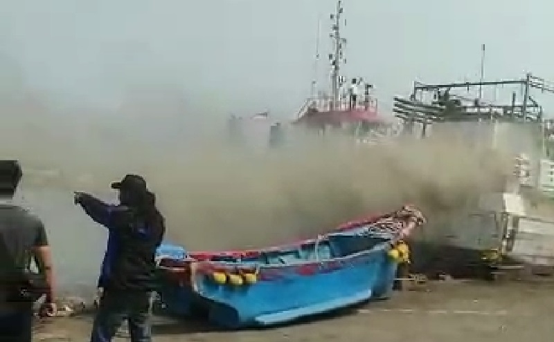 Kapal Ikan di Pelabuhan Muara Baru Terbakar, Diduga karena Korsleting Listrik
