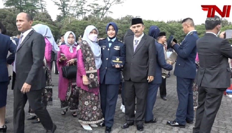 Kisah Anak Penjual Kerupuk jadi Perwira TNI, Ujungnya Bikin Nangis Cium Kaki Orang Tuanya