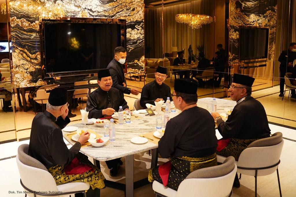 Kompak Pakai Baju Pencak Silat, Ini Momen Akrab Prabowo dengan PM Malaysia