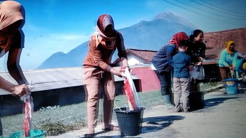 Warga Lereng Merbabu Gelar Tradisi Cuci Bendera Merah Putih Sambut HUT Kemerdekaan RI