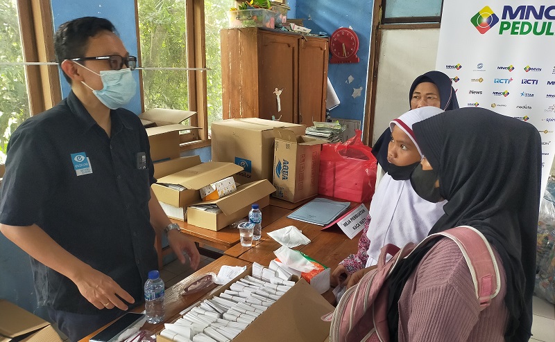 Gandeng Essilor dan Universitas Terbuka, MNC Gelar Pemeriksaan Mata serta Pembagian Kaca Mata Gratis di SDN 03 Tegal Bogor
