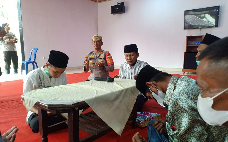 Curi Handphone Tetangga, Pria Ini Menangis Terpaksa Menikah di Kantor Polisi 