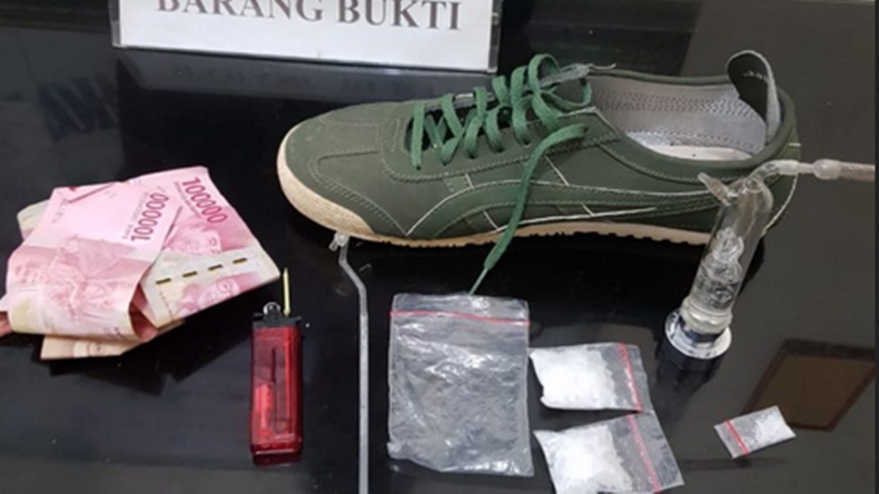 Asyik Nongkrong di Bengkel, Trio Pengedar Sabu Kaget Dijemput Pak Polisi