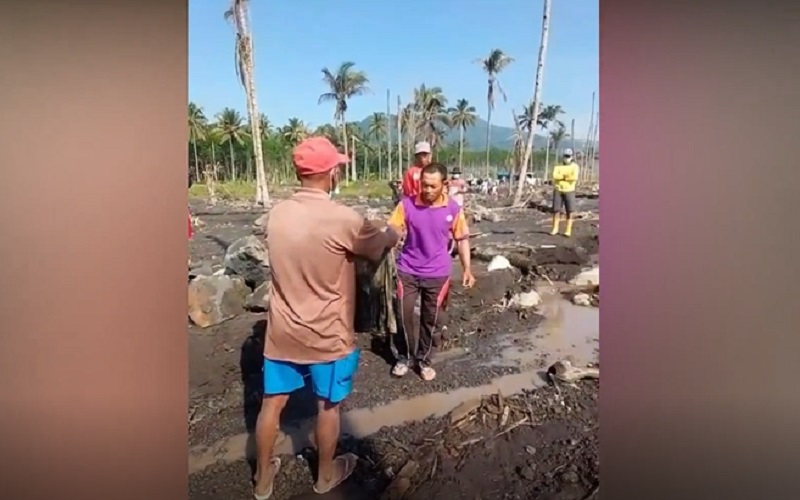 Kisah Haru Ayah 8 Bulan Cari Anak Korban Erupsi Semeru, Gali Pasir hingga Temukan Kerangka Sang Putra