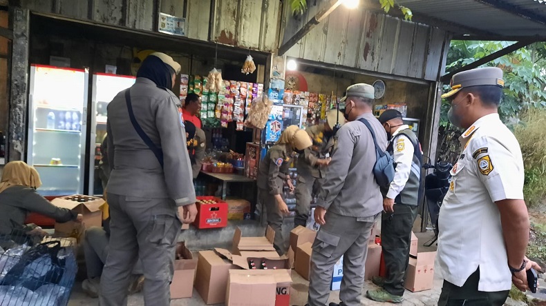 Satpol PP Gerebek Warung Kelontong yang Simpan 297 Botol Miras di Bogor