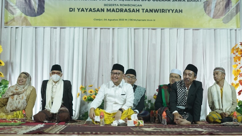 Golkar Jabar Silaturahmi ke Ponpes Tanwiriyyah Cianjur, Kang Ace Ajak Santri Berwawasan Global