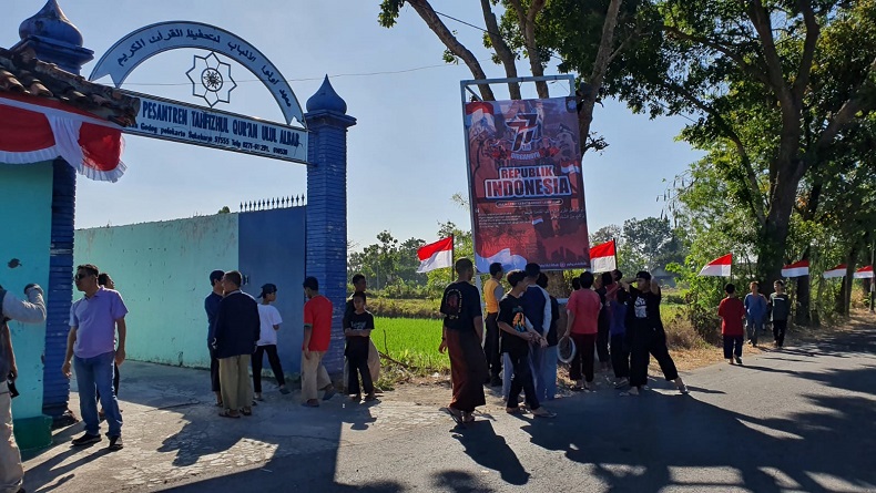 HUT Kemerdekaan RI, Santri Ponpes di Sukoharjo Ini Antusias Pasang Bendera Merah Putih