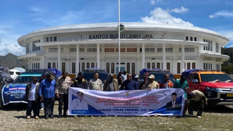 Bantuan Sembako 1,2 Ton dan Rp200 Juta Dibagikan kepada Korban Embun Beku di Distrik Kuyawage