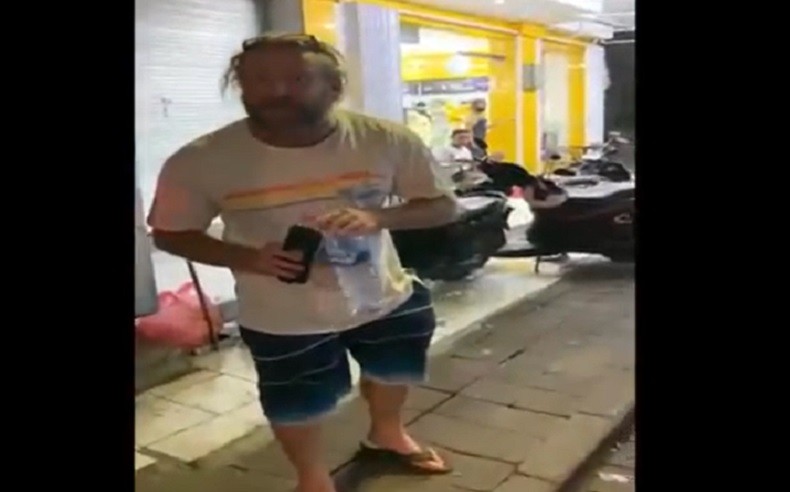 Viral Wisatawan Asing Jalan Kaki di Kuta Dikepung Begal Diminta Serahkan HP