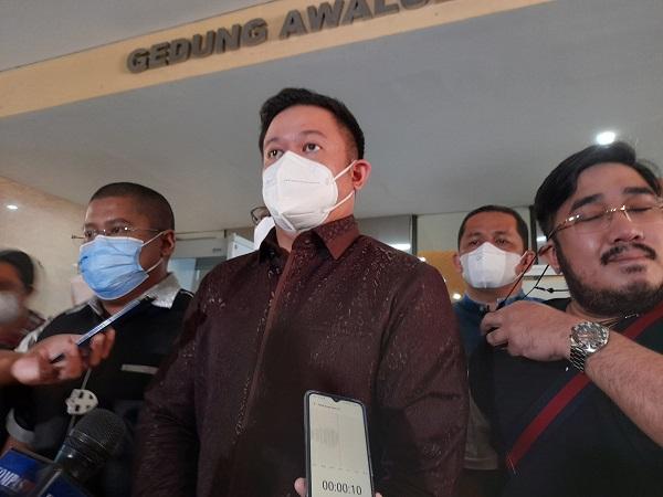 Ditanya Alasan Mengundurkan Diri, Eks Kuasa Hukum Bharada E Bungkam dan Tertunduk