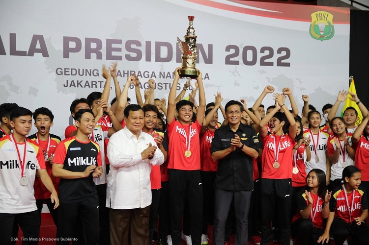 Wakili Jokowi, Prabowo Subianto Serahkan Piala Presiden ke Tim Bulu Tangkis Jawa Tengah