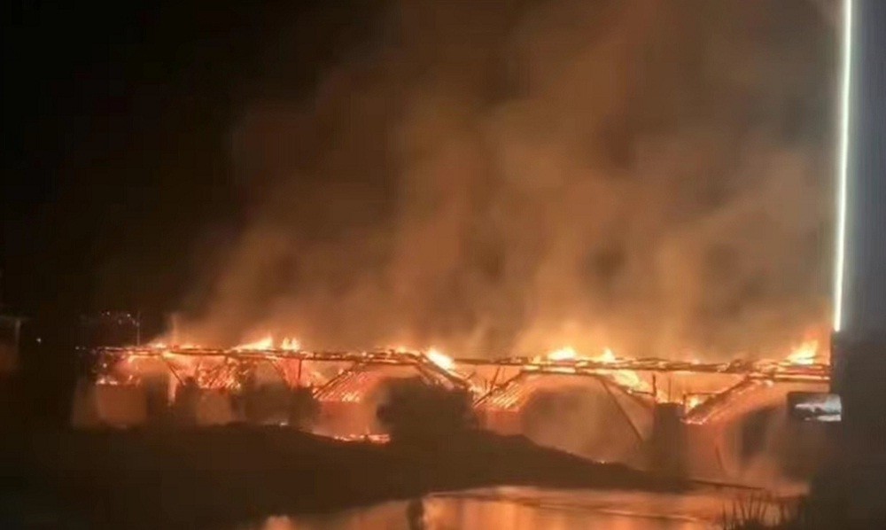 Duh! Jembatan Lengkung Kayu Terpanjang Berusia 900 Tahun di China Musnah Dilalap Api