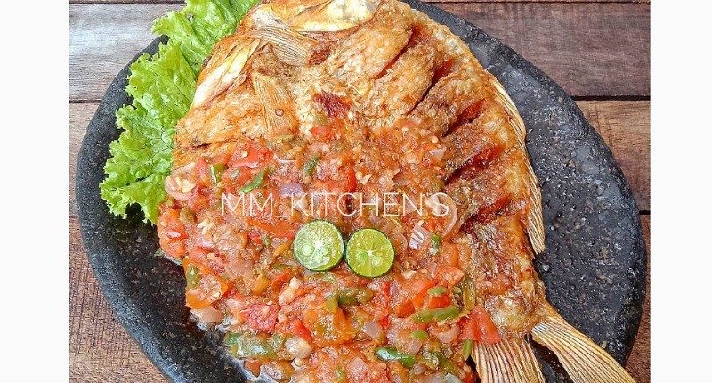 Cara Membuat Ikan Mas Goreng Sambal Dadak yang Enak untuk Makan Siang 