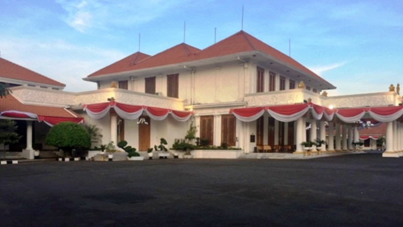 Sejarah Gedung Grahadi: dari Rumah Kebun 1795 hingga Terbakar dalam Kerusuhan 2025