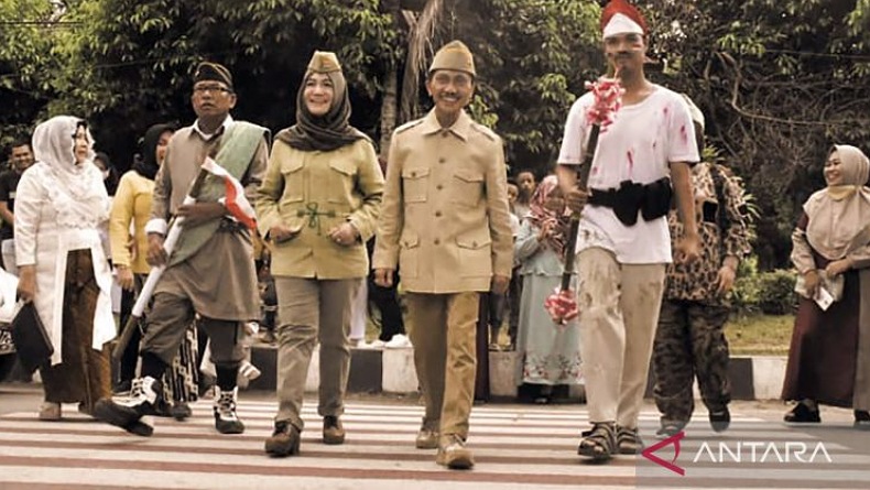 Bergaya ala Pejuang 45, Bupati Gorontalo jadi Model Pagelaran Busana Tema Kemerdekaan