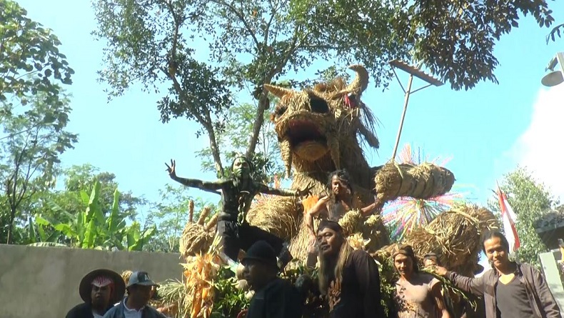 Tradisi Mengusir Hama, Warga di Semarang Arak Obang-Abing Keliling Kampung