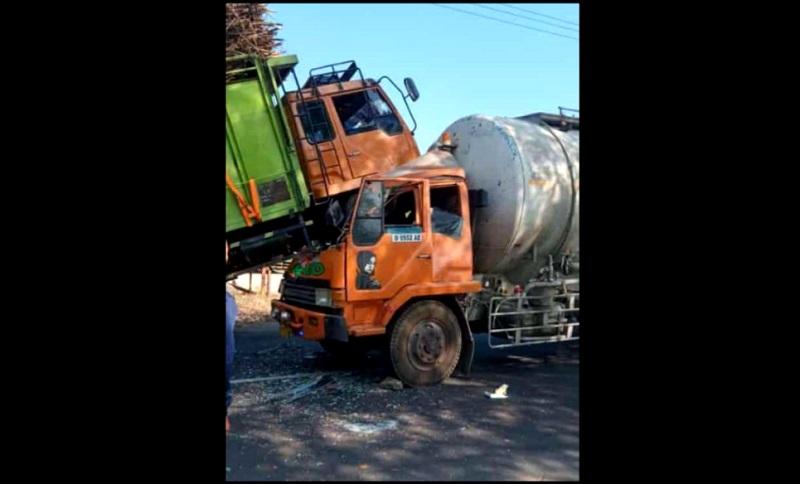 Truk Tangki di Jombang Ringsek Tertimpa Fuso Pengangkut Tebu, Sopir Luka Parah 