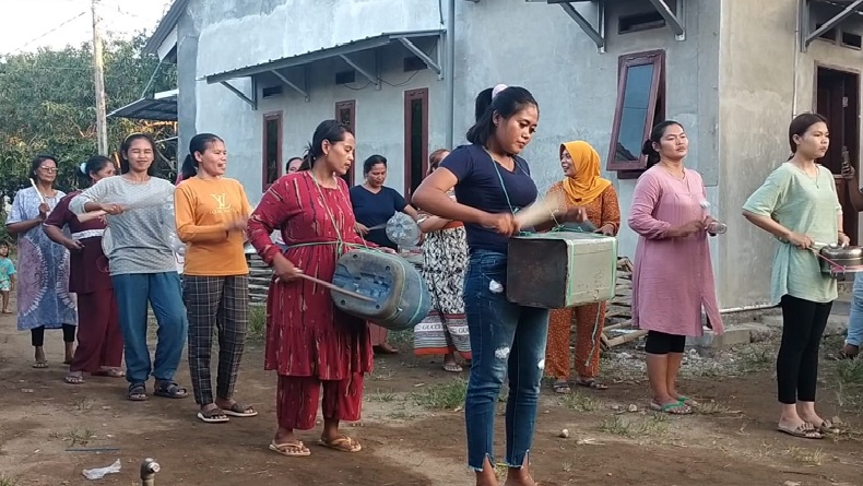 Lucu, Emak-Emak di Indramayu Latihan Marching Band Pakai Perabot Dapur